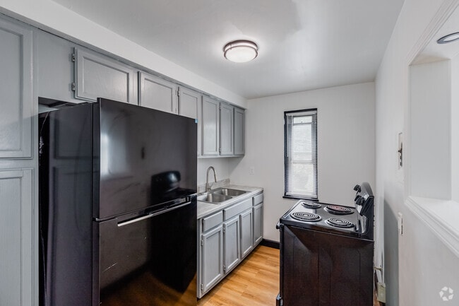 Building Photo - Luxor Gardens Apartments