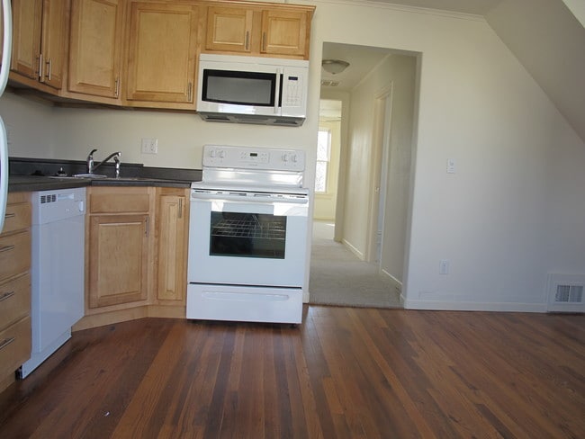 Building Photo - 115 16th Ave SW Unit upper