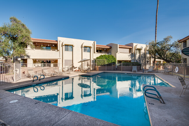 Vista sur de la piscina, ¡justo afuera de tu puerta! - 4150 E Cactus Rd Unidad 108 Rental