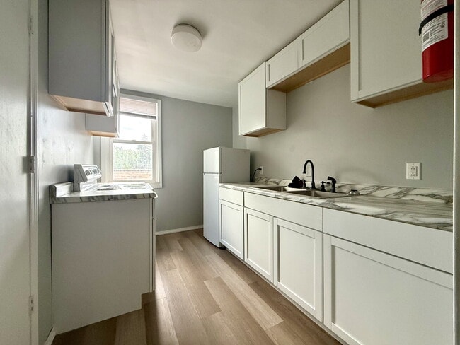 Spacious Upper, 1 bedroom, 1 bath, with bonus room