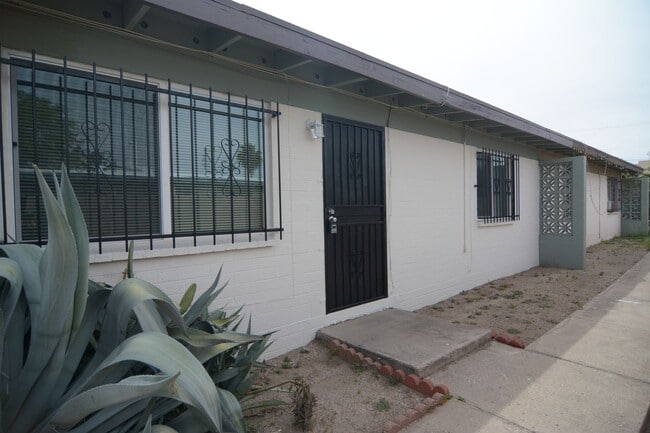 Building Photo - Remodeled 2 Bedroom 1 Bath Triplex! Close ... Rental
