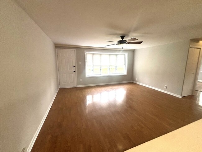 Photo - 440 W Meadow Ave