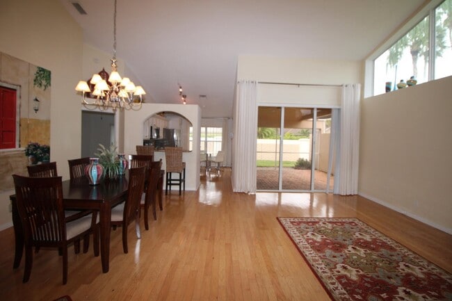404 Sabal Palm Ln