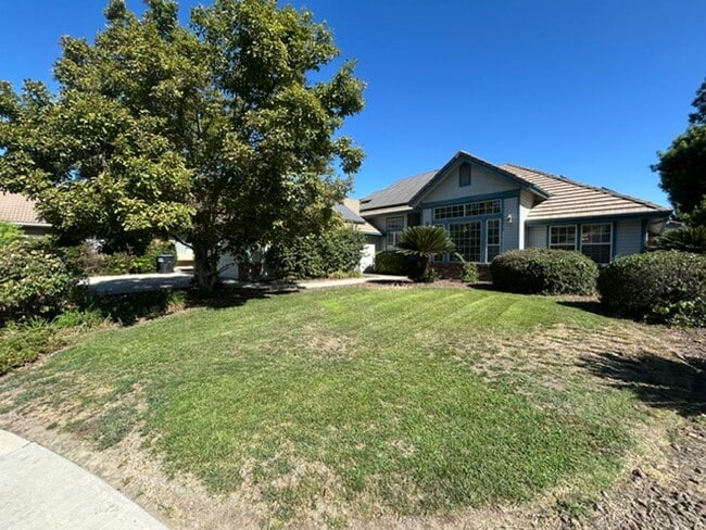 Building Photo - 3 Bedroom 2 Bathroom with a Bonus Room and Pool in the El Diamante School District!