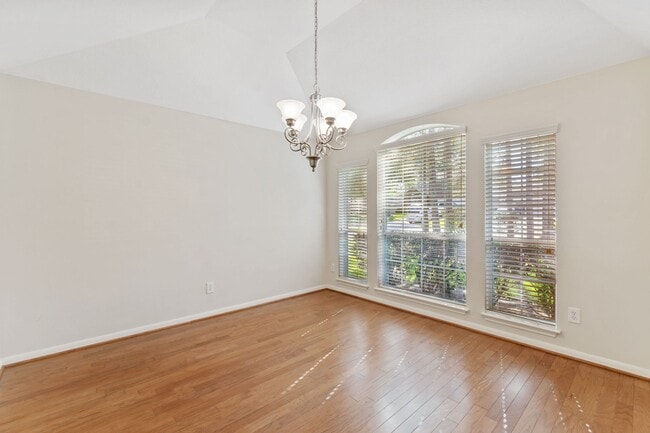 Photo - 14 N Queenscliff Cir