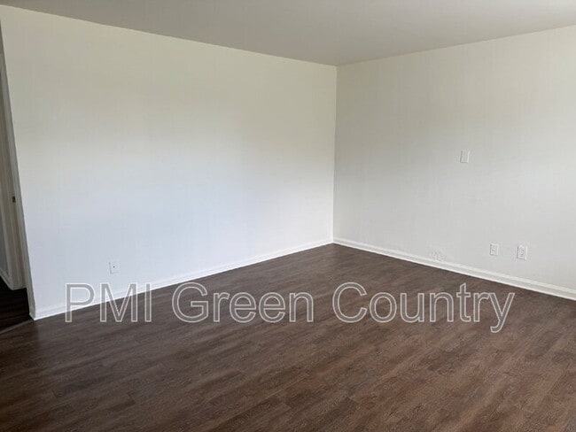 Photo - 321 W 62nd Pl N