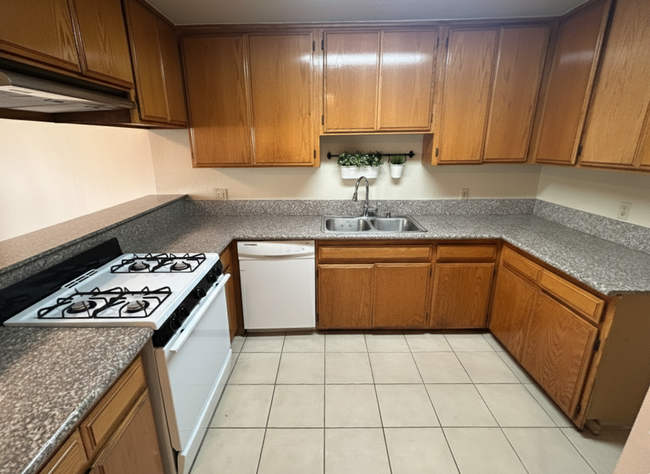 Photo - 10318 Commerce Ave Unit 10318 #8