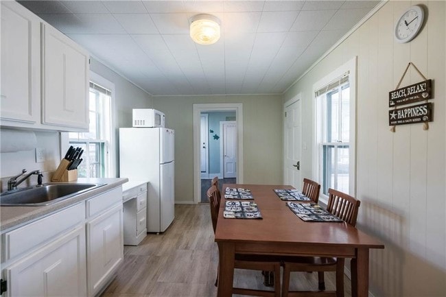 Dining area in the kitchen.