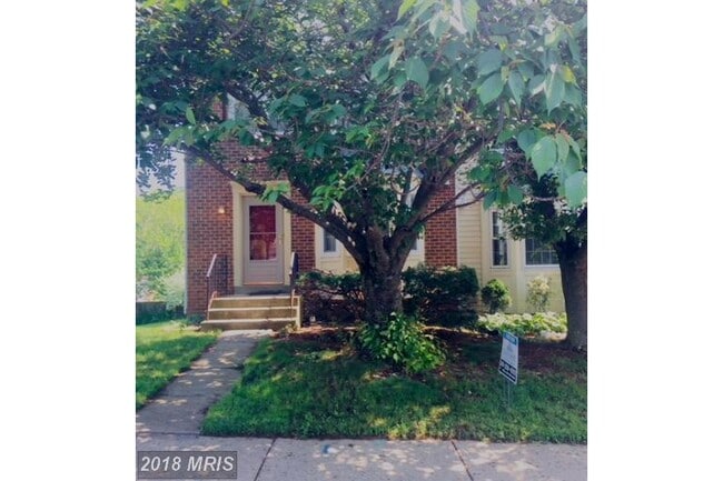 Building Photo - SPACIOUS END  UNIT TH
