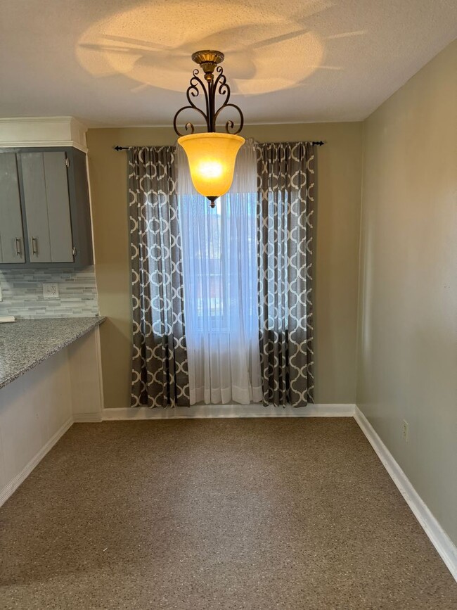 Photo - Brick Ranch in a Great Bristol TN location