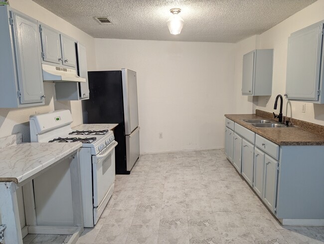 Building Photo - 201 W 1st St Unit 1