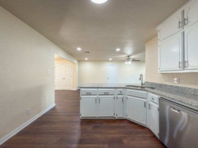 Photo - Fully Remodeled 3 Bed, 2 Bath Home in Fort...