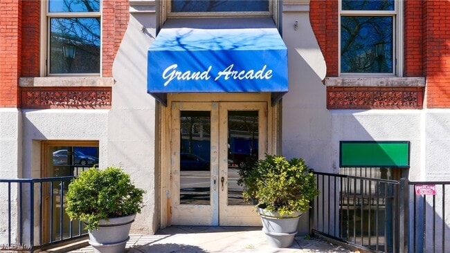 Building Photo - 408 W St Clair Ave Unit 605