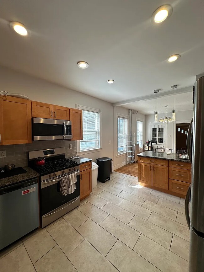 Building Photo - 384 Washington St Unit 1 Rental