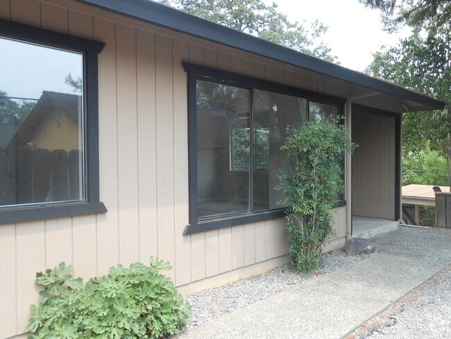 Building Photo - Z1TPLE Unit B Rental