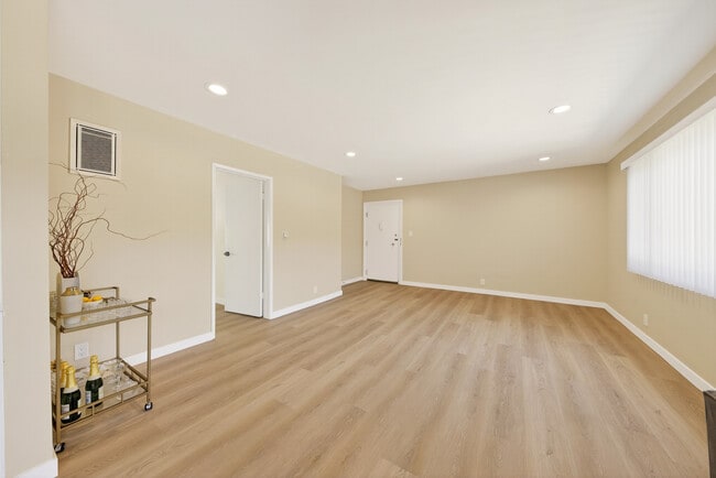 Spacious bright livingroom - Monroe Manor