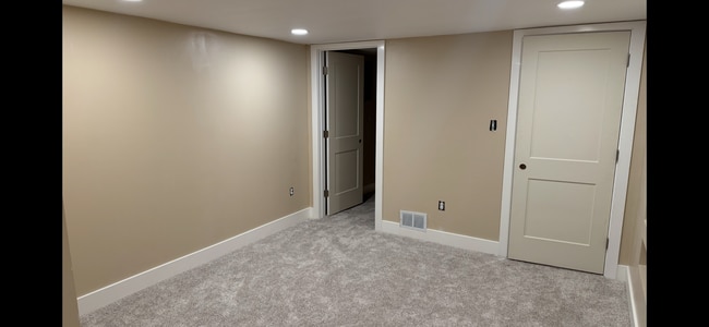 Building Photo - 1103 Ravenwood Ave Unit Entire House