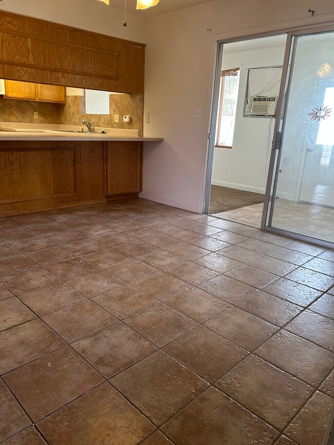 Comedor - 1971 Cliffrose Dr