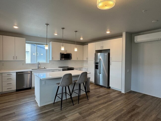Building Photo - 3 Bedroom Corner Unit 9101