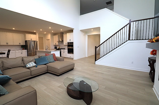 Photo - 15436 Manderley St