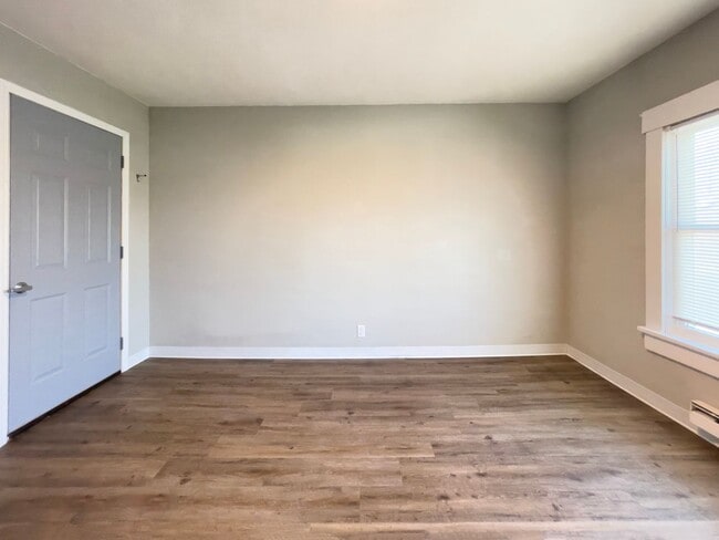 Photo - Preleasing for August 2026!! Studio Apartment Near Ball State's Campus & The Village! Unidad 05