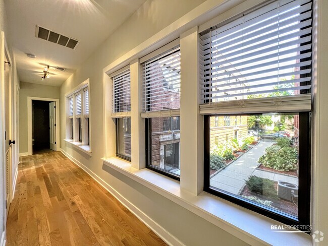 Building Photo - 2205 W Eastwood Ave Unit 2 Bed Rental
