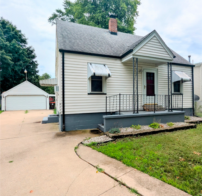 Building Photo - 2 Bedroom, 1 Bath Home  & Garage Available...