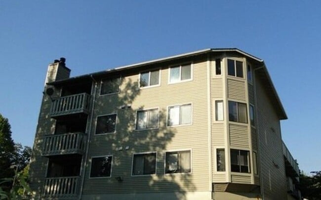 Building Photo - Updated 2BR Condo w/ 2 Covered Parking – Kenmore