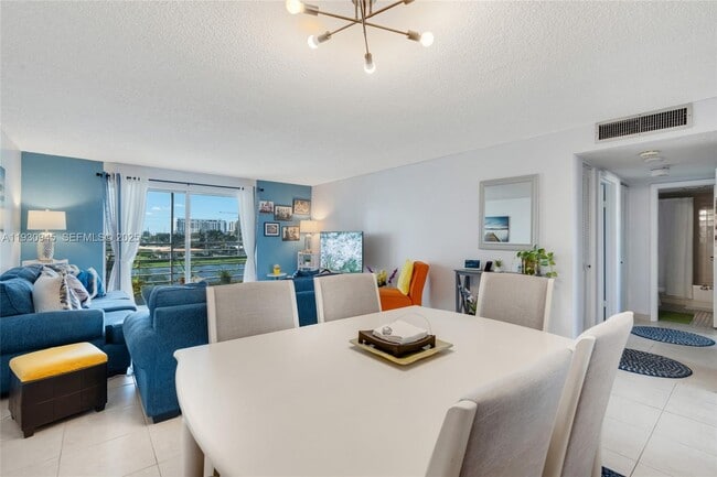 Building Photo - 321 SE 3rd St Unit 502