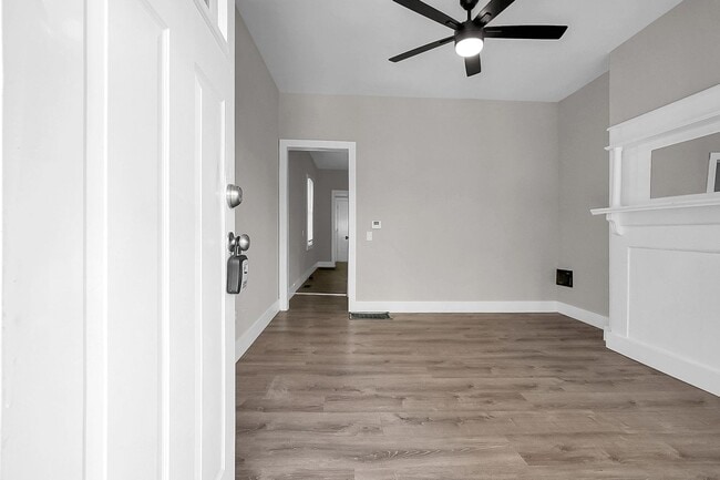Building Photo - Newly Updated 2 Bedroom Home – Bright, Mod... Unit 490