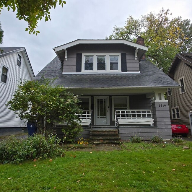 Building Photo - Single Family Home 3 beds 1.5 bath Availab...