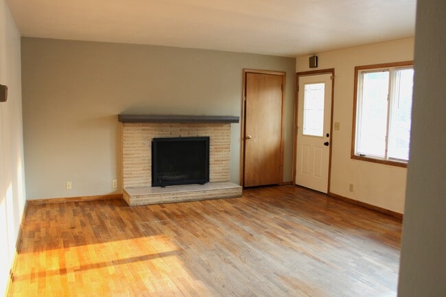 Photo - 406 Shady Ln