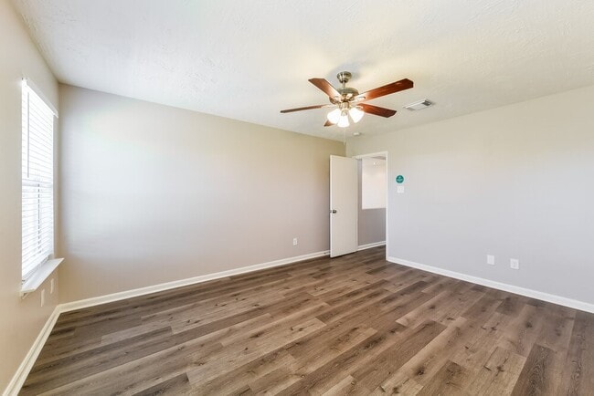 Building Photo - 10247 Country Squire Blvd