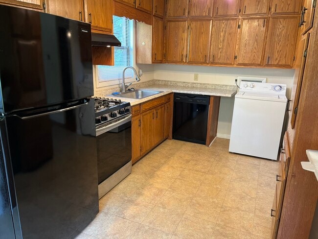 Kitchen area with dishwasher, washer, disposal, etc. - 1405 Southland Vista Ct NE