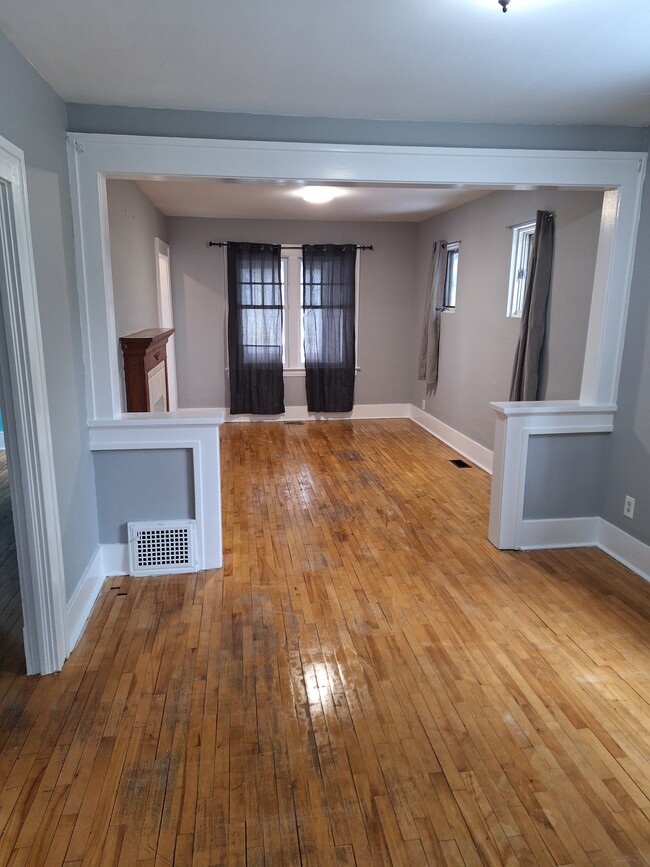 Living room - 321 Archibald St N