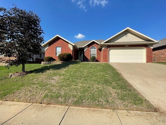 Building Photo - Executive Rental All Brick Home near South...
