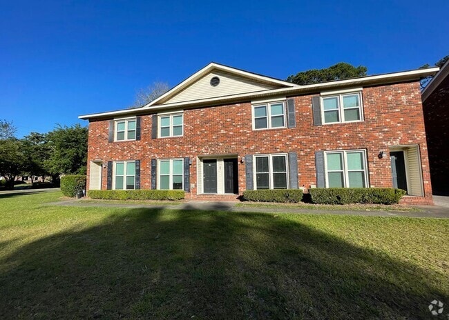 Building Photo - Available now. Water Included! Great 2BR/1... Rental
