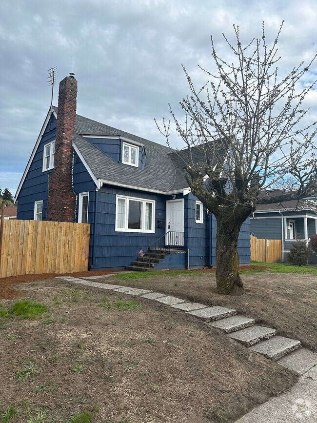 Building Photo - Downtown Remodeled Kent Home with fenced y...