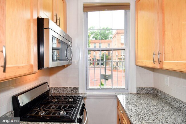 Photo - 915 Hughes Mews NW