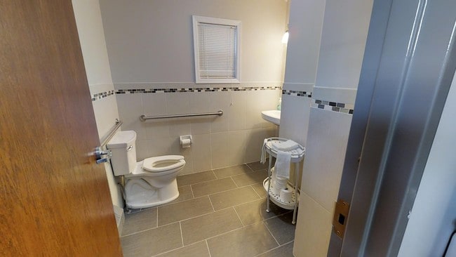 Medio baño en cada piso - 344 Kearny Ave Unidad Commuter's dream