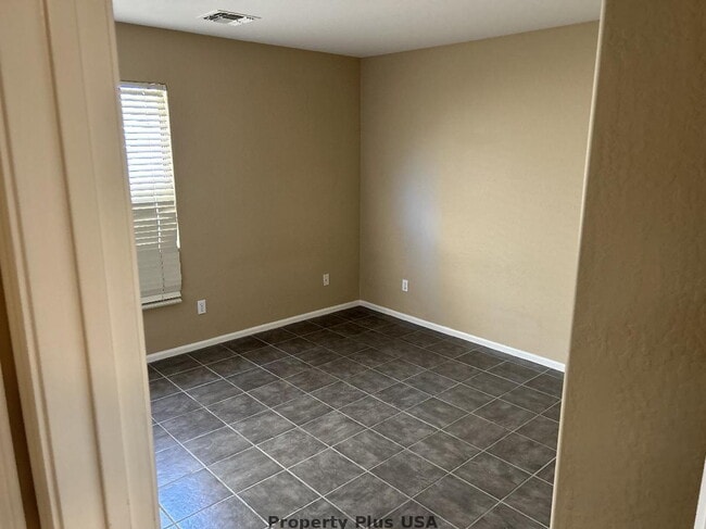 "Charming 3-Bed Oasis with 2 Baths in Maricopa – Cozy 1,276 Sq Ft Haven!"