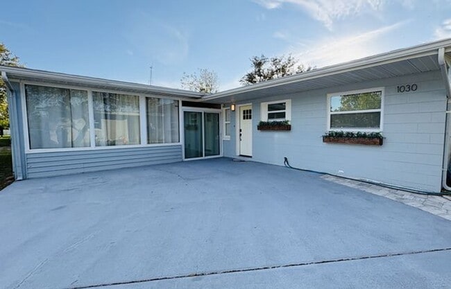 Photo - Spacious 4-bedroom 2-bathroom pool home