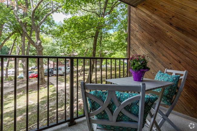 2BR, 2BA - 1,250 SF - Balcony