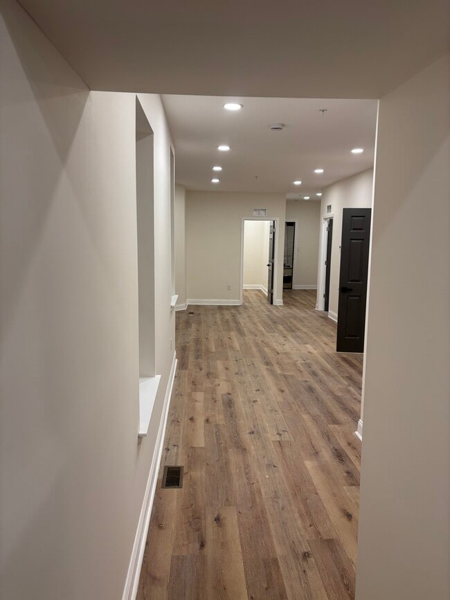 Building Photo - 137 W Washington Ln Unit 1