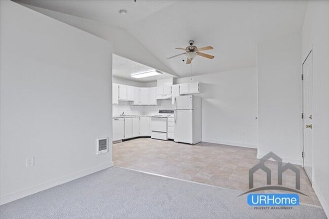 Building Photo - Stunning 3-bed/2-bath apartments, close to public transit