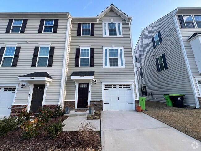 Building Photo - Stunning 4BD, 3BA Raleigh Townhome in a Pr...