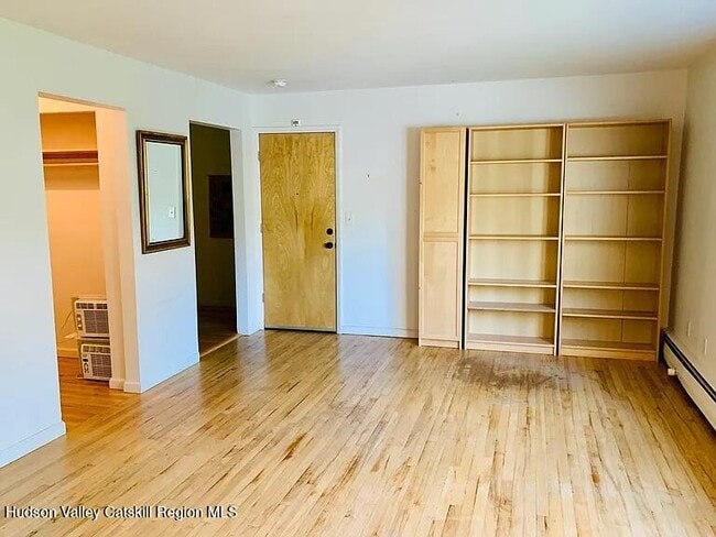 Photo - 2 Huguenot St