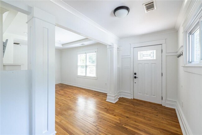 Photo - 577 Glenwood Pl SE