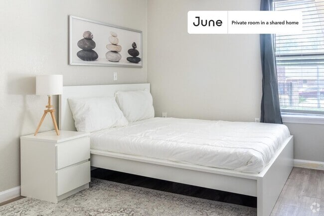 Building Photo - Private bedroom in 3 bed/2 bath Home