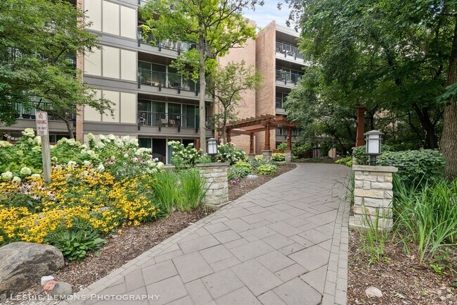 Building Photo - 5900 Oakwood Dr Unit 2K Rental